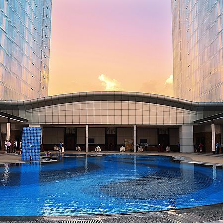 Ksl Hotel & Resort Johor Bahru Kültér fotó The pool at the hotel