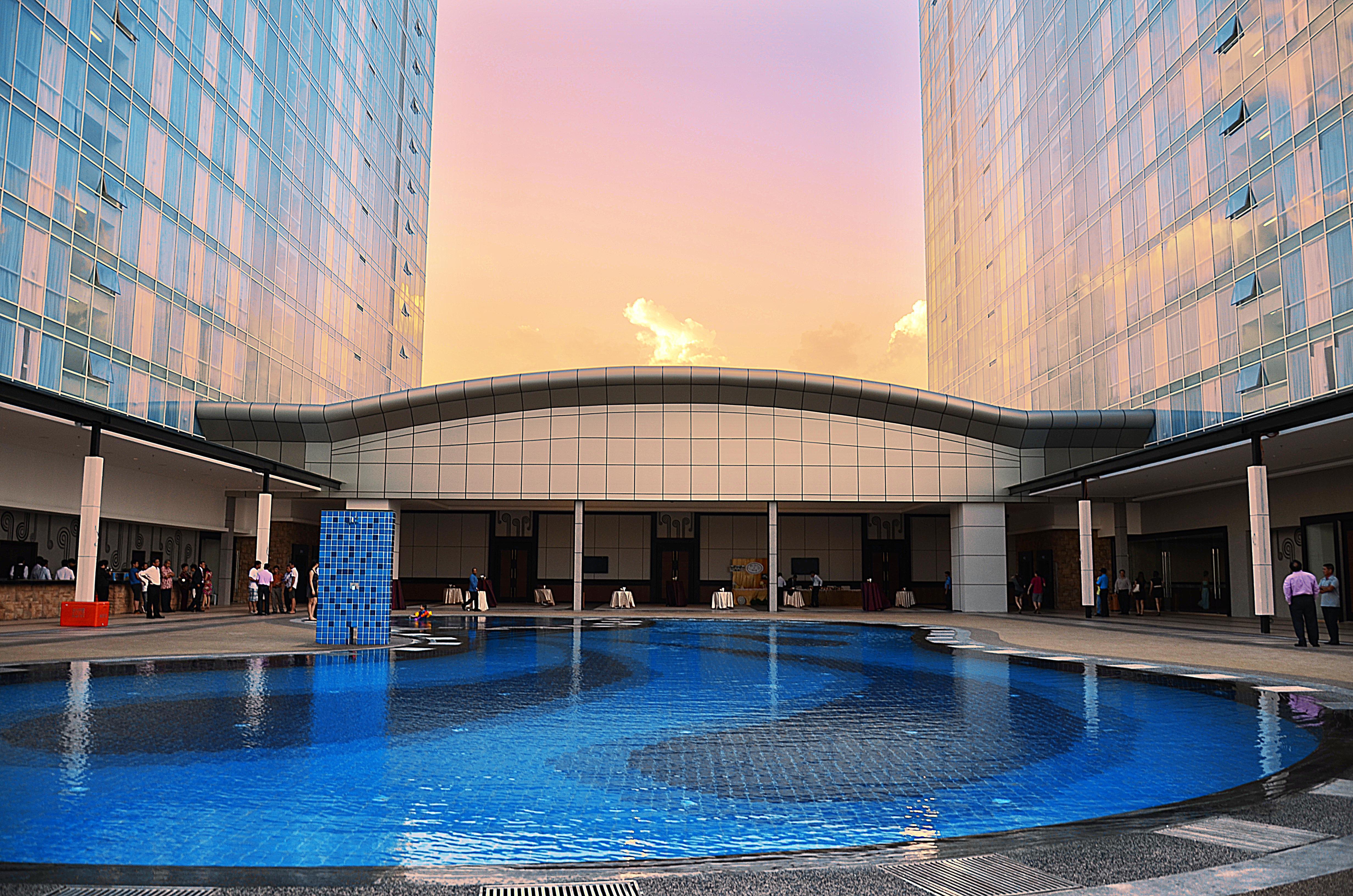 Ksl Hotel & Resort Johor Bahru Kültér fotó The pool at the hotel