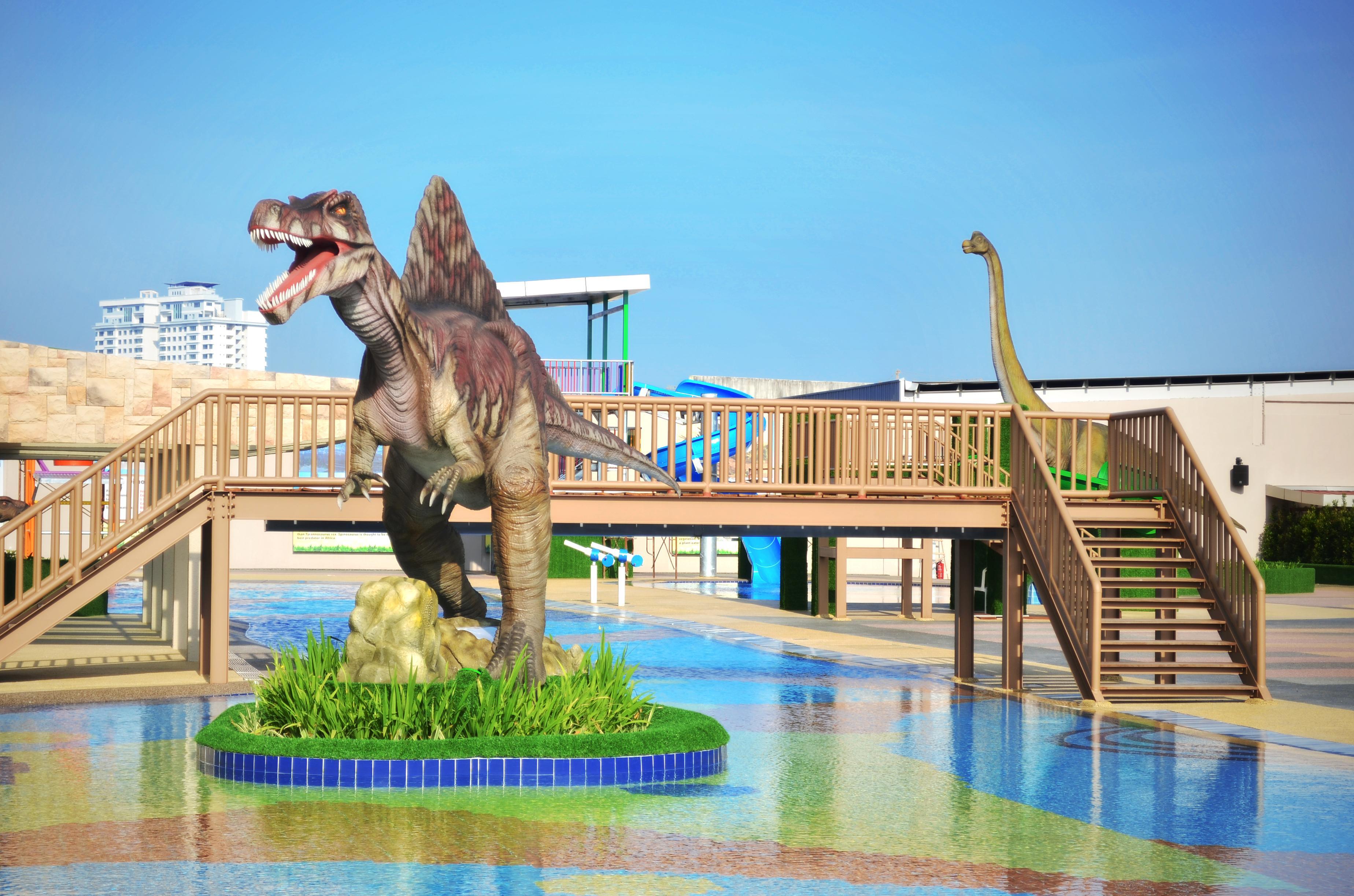 Ksl Hotel & Resort Johor Bahru Kültér fotó The park's dinosaur statues