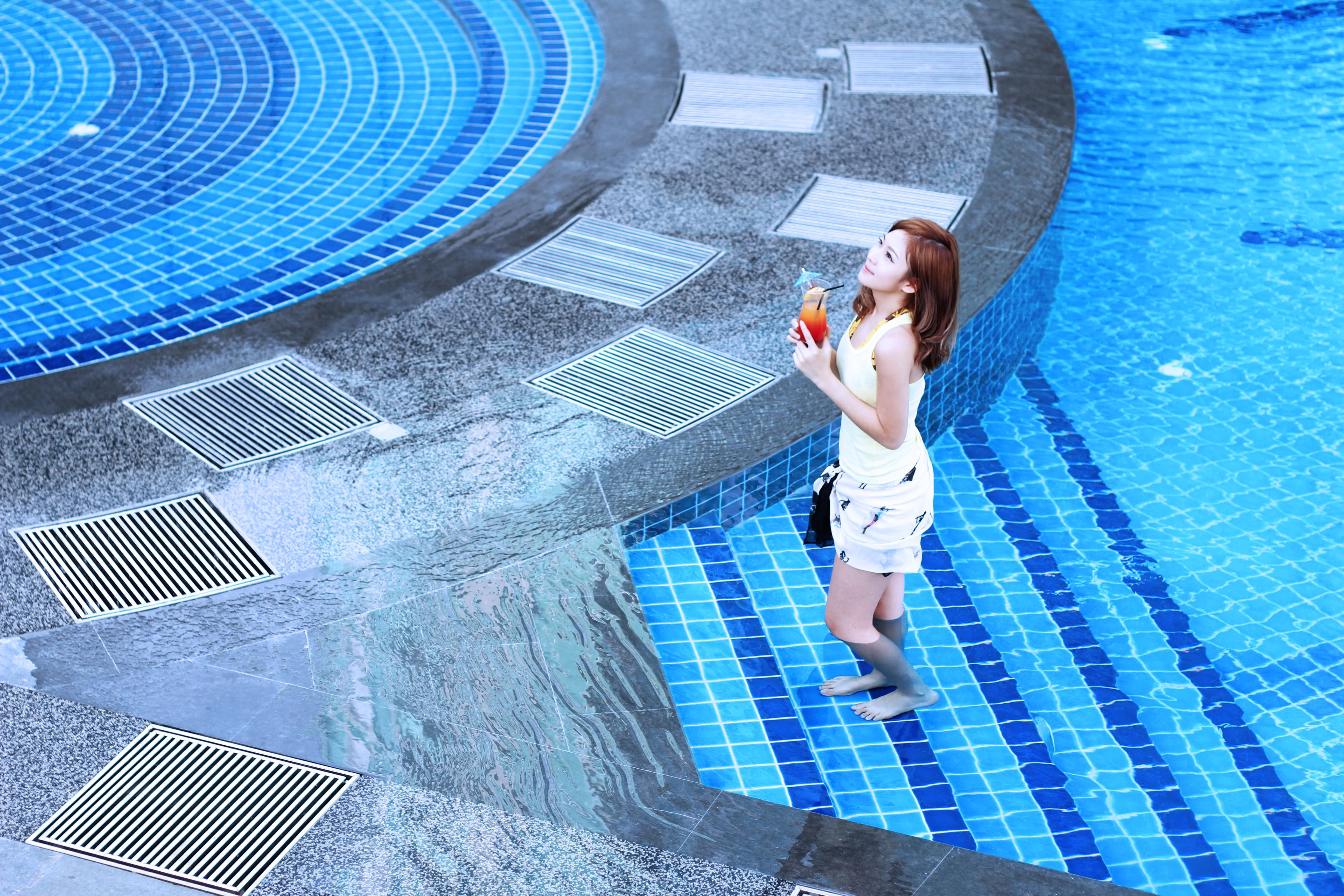 Ksl Hotel & Resort Johor Bahru Kültér fotó A woman at the pool