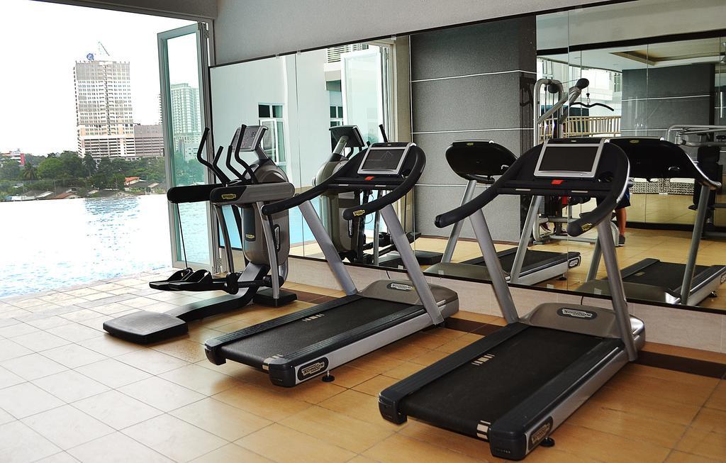 Ksl Hotel & Resort Johor Bahru Kültér fotó Treadmills in a gym