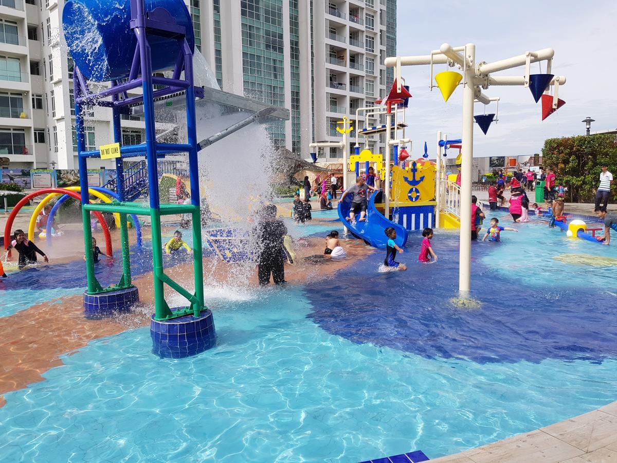 Ksl Hotel & Resort Johor Bahru Kültér fotó The children's playground at the park