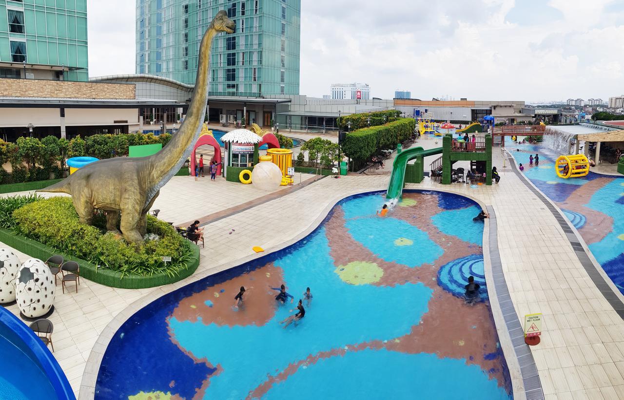 Ksl Hotel & Resort Johor Bahru Kültér fotó The park's swimming pool